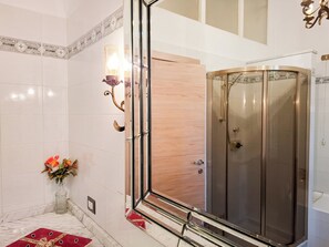 Appartement, balcon | Salle de bain