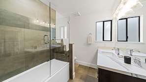 Douche, séchoir à cheveux, serviettes fournies