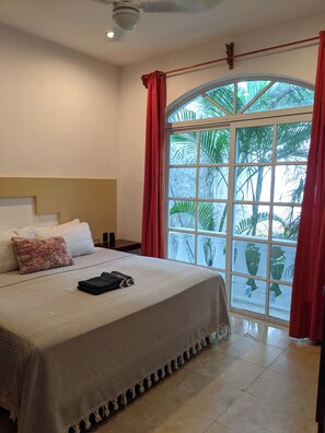 6 chambres, fer et planche à repasser, Wi-Fi, draps fournis