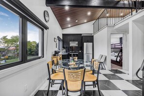 Dining - Lakefront Retreat- Private Beach, up to 30 Guests! (Penetanguishene)