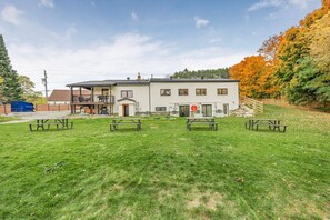 Exterior - Lakefront Retreat- Private Beach, up to 30 Guests! (Penetanguishene)