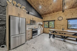 ثلاجة، ميكروويف، فرن، موقد طهي مسطح