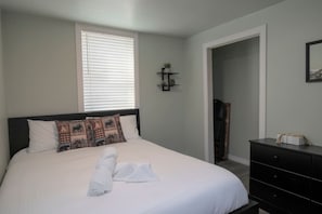 3 bedrooms, desk, travel cot, free WiFi - Balm Beach Bungalow - 3 bedrooms (Tiny)