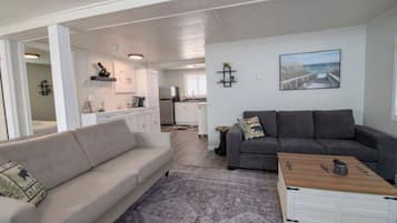 TV connectée, livres, chaßne hi-fi, espaces bureaux