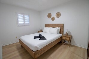 4 bedrooms, desk, iron/ironing board, travel crib - 4 Bdrm Beachfront Oasis-Sunsets! (Victoria Harbour)