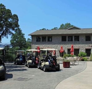 Exterior - Pointe Royale Ground Level Condo overlooking Pool and Playground gated community (Branson)
