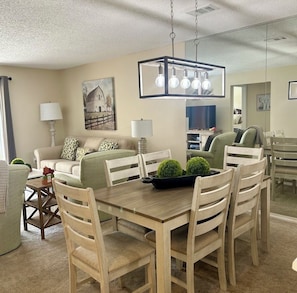 Dining - Pointe Royale Ground Level Condo overlooking Pool and Playground gated community (Branson)