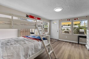 4 bedrooms, iron/ironing board, WiFi, bed sheets