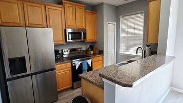 Een oven, een kookplaat, een vaatwasser