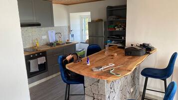 Frigorífico, microondas, horno y placa de cocina