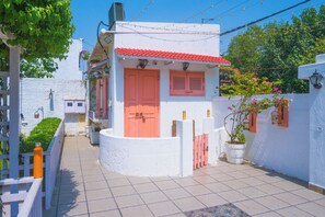 Property grounds - Charming 1-bedroom villa in delightful Lucknow with AC (Lucknow)
