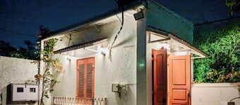 Charming 1-bedroom villa in delightful Lucknow with AC