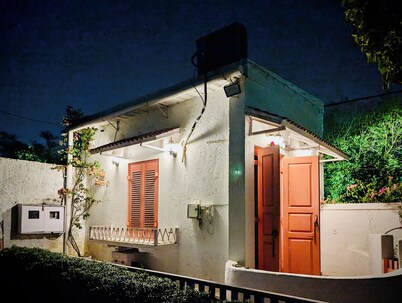 Charming 1-bedroom villa in delightful Lucknow with AC