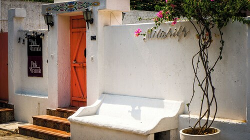 Charming 1-bedroom villa in delightful Lucknow with AC