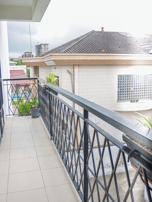 Property grounds - Comfortable and modern furnished apartment in the center of Douala (Douala)