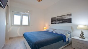 Unclassified image, 3 of 16, button - Sea view penthouse for 2-4 people, large equipped terrace (anzio)
