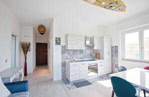 Fridge, oven, stovetop, coffee/tea maker