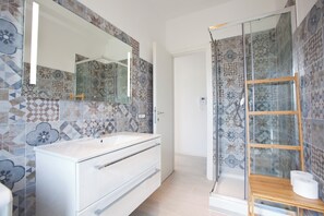 Sèche-cheveux, serviettes fournies, papier toilette