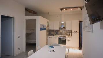 Fridge, oven, stovetop, coffee/tea maker