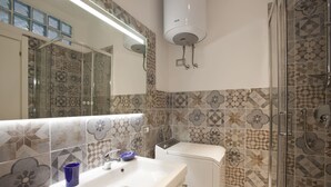 Bathroom - Apartment for family with children, 200 mt from the sea (anzio)