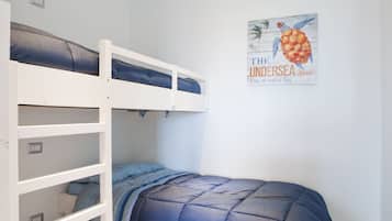 1 habitación, tabla de planchar con plancha y cuna de viaje