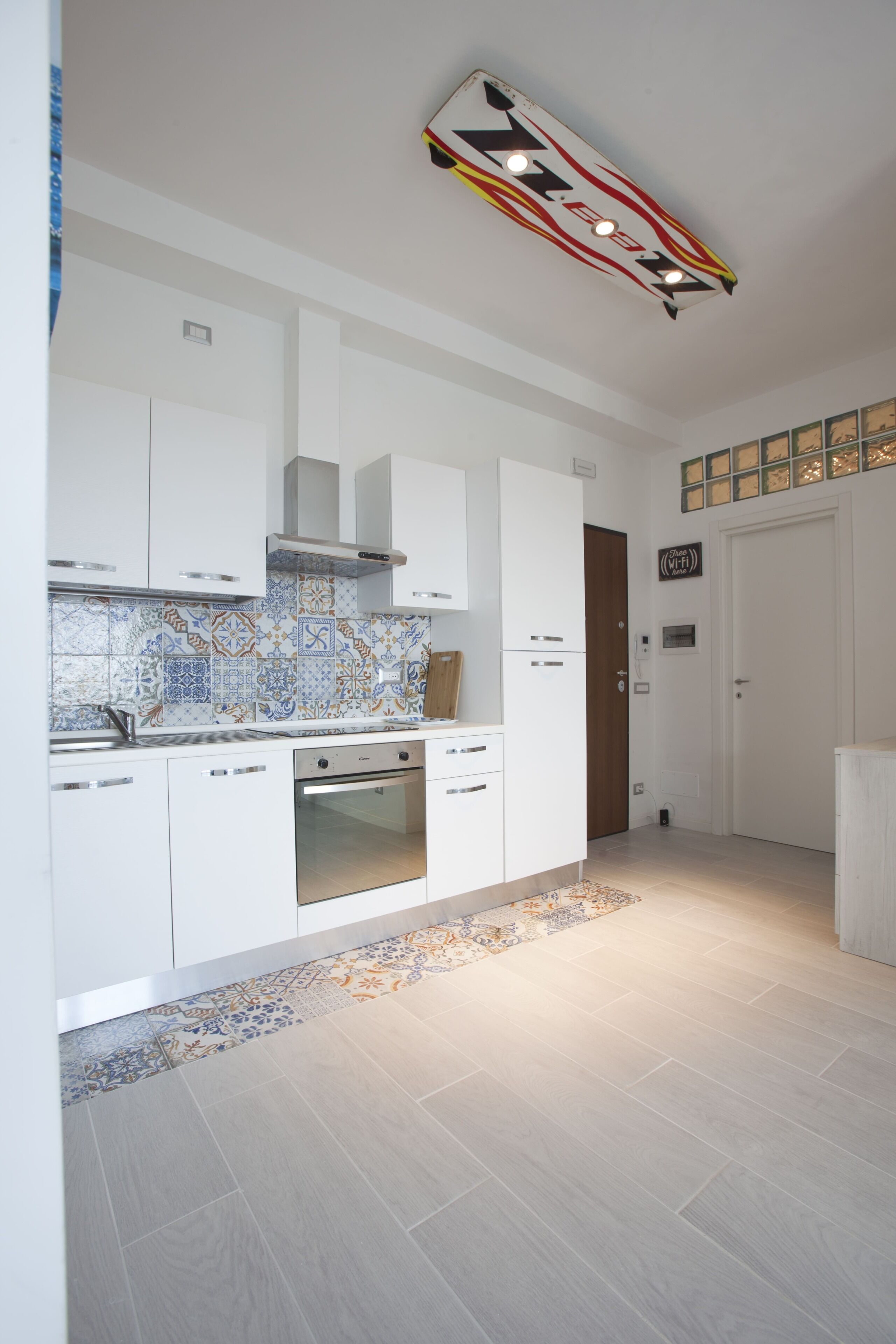 Fridge, oven, stovetop, coffee/tea maker