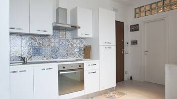 Fridge, oven, stovetop, coffee/tea maker