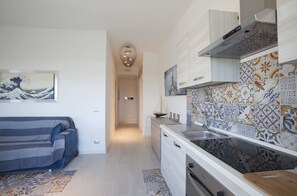 Fridge, microwave, oven, stovetop - Apartment 2-3 persons with small balcony private parking 200m from the sea (anzio)