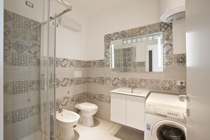 Hair dryer, towels, toilet paper - Apartment 2-3 persons with small balcony private parking 200m from the sea (anzio)