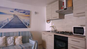 Fridge, oven, stovetop, coffee/tea maker
