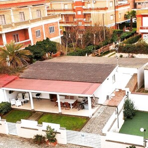 Outdoor dining - Detached cottage with patio and garden, up to 6 people (anzio)