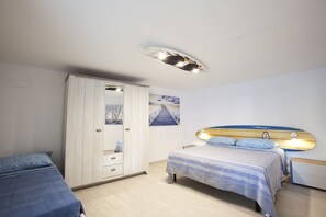 2 bedrooms, iron/ironing board, travel cot, free WiFi - Detached cottage with patio and garden, up to 6 people (anzio)