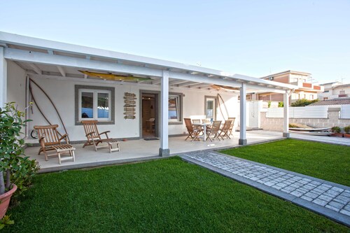 Detached cottage with patio and garden, up to 6 people