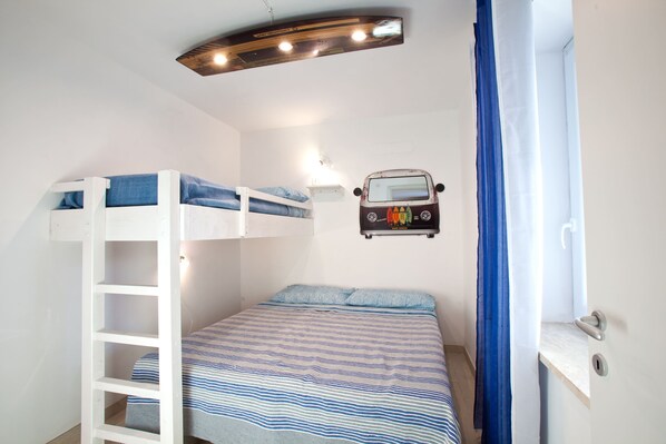 2 bedrooms, iron/ironing board, travel cot, free WiFi