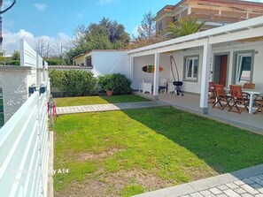 Outdoor dining - Detached cottage with patio and garden, up to 6 people (anzio)