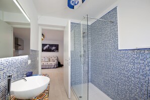 Shower, hair dryer, bidet, towels - Detached cottage with patio and garden, up to 6 people (anzio)