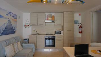 Fridge, oven, stovetop, coffee/tea maker
