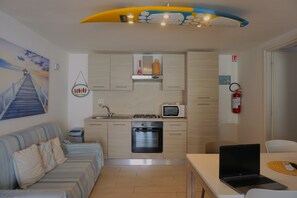 Fridge, oven, stovetop, coffee/tea maker