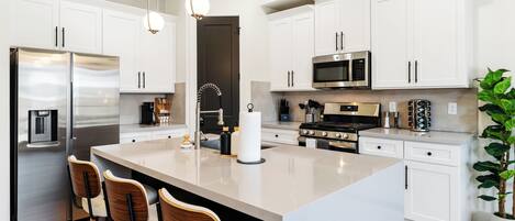 Kylskåp, mikrovågsugn, ugn och spishäll