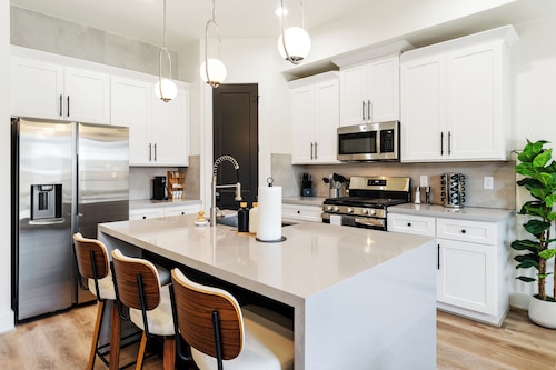 Luxe Houston Retreat • Hot Tub • Gazebo • Games • Near NRG Stadium & Med Center