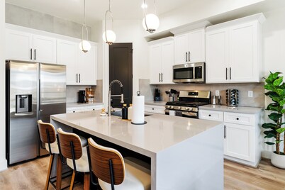 Luxe Houston Retreat • Hot Tub • Gazebo • Games • Near NRG Stadium & Med Center