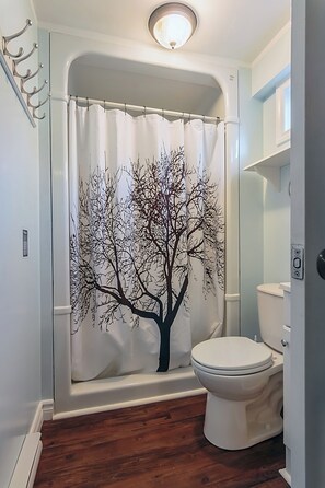 Toilet paper - Waterfront Getaway in Prince Edward County (Milford)