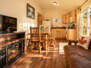 Un salon chaleureux avec une cheminée, des meubles en bois et un téléviseur.