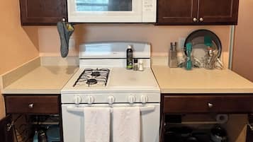 Een koelkast, een microgolfoven, een oven, een kookplaat