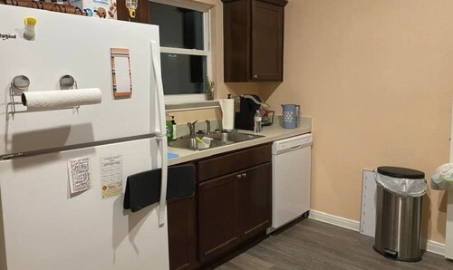 Beachy Keen Cottage on XL lot with Fire Circle, 1.5 blocks from Bayfront & Pier