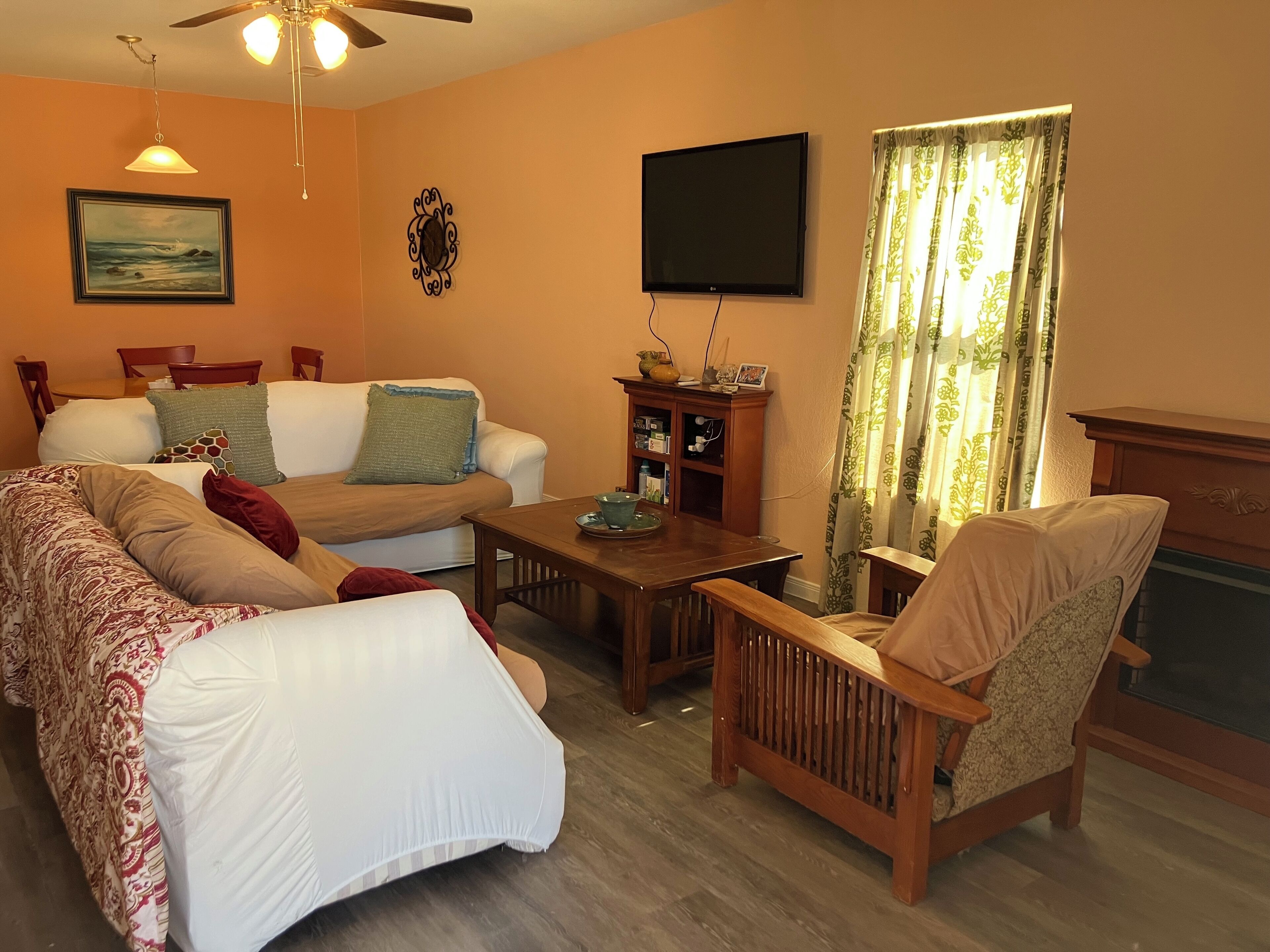 Smart-TV, Kamin, DVD-Player, Bücher