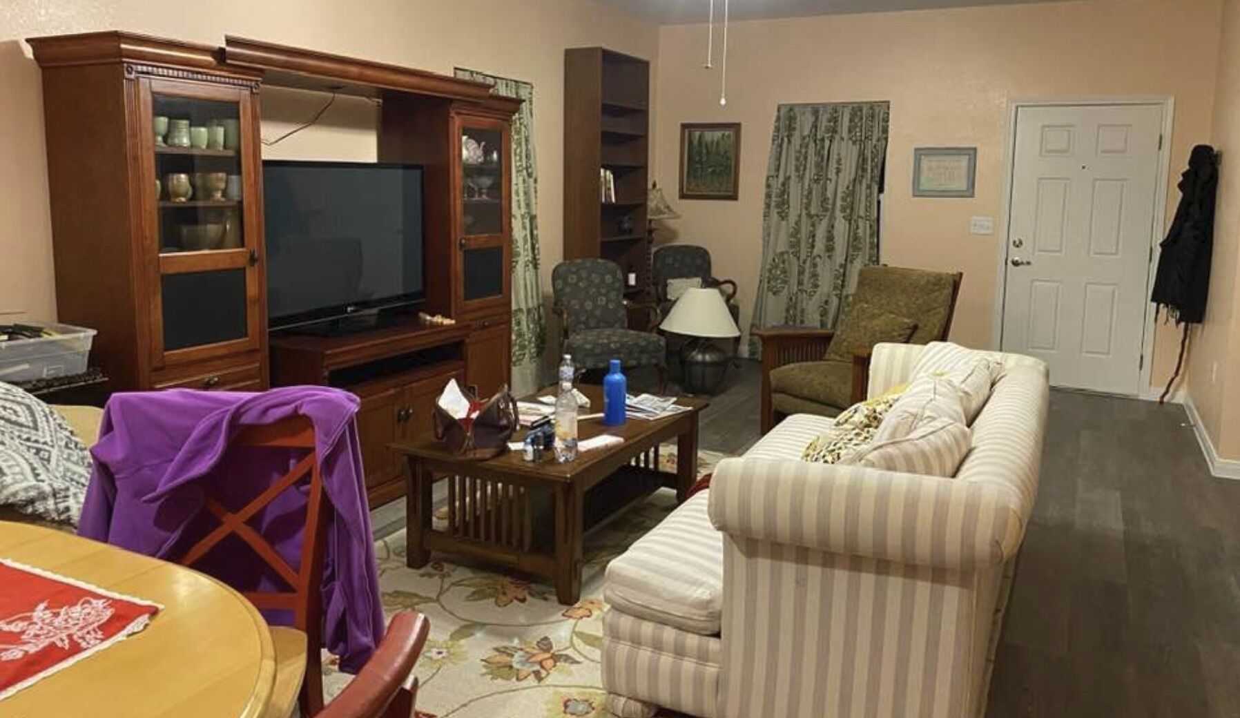 Älytelevisio, takka, DVD-soitin, kirjoja