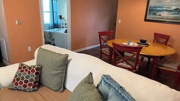 Een smart-tv, een open haard, een dvd-speler en boeken