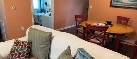 スマートテレビ、暖炉、DVD プレーヤー、書庫