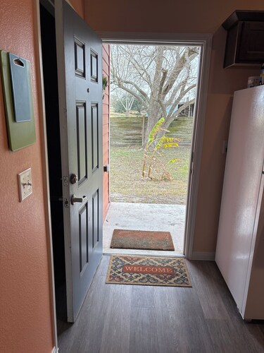 Beachy Keen Cottage on XL lot with Fire Circle, 1.5 blocks from Bayfront & Pier